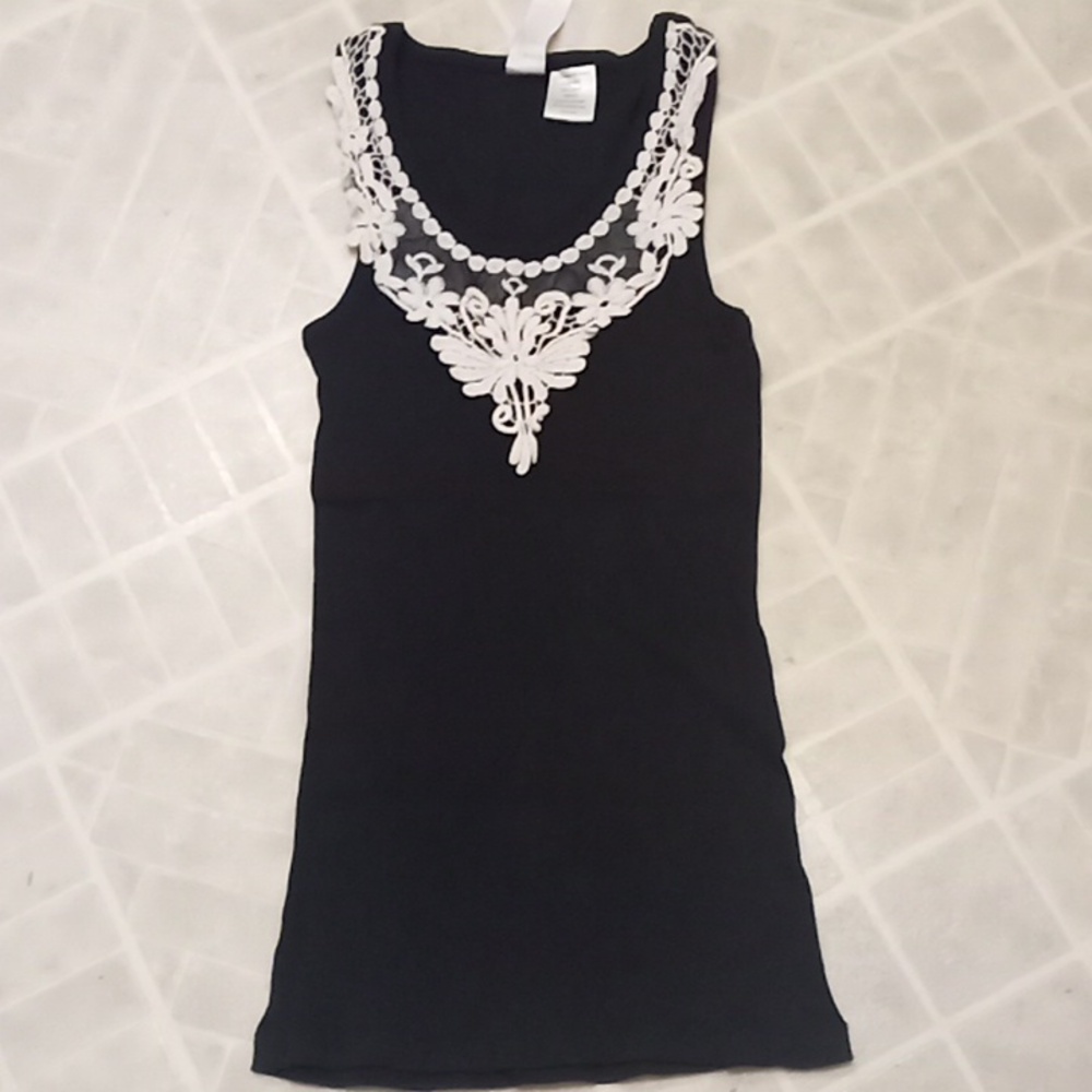 Ladies, black tank top w/lace